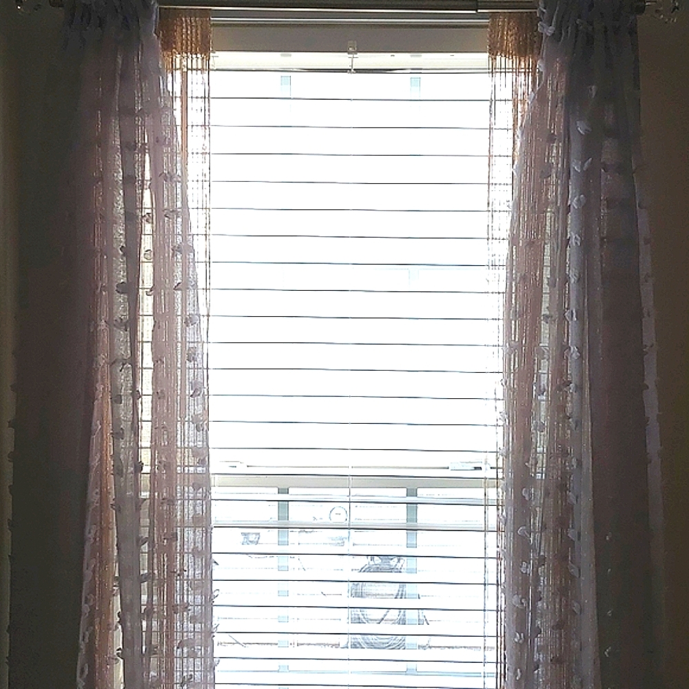 Curtain - Picture 4 of 5